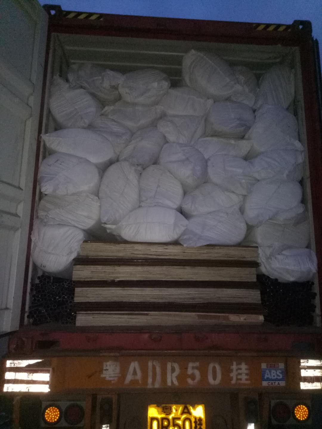200多吨建材陆运到柬埔寨